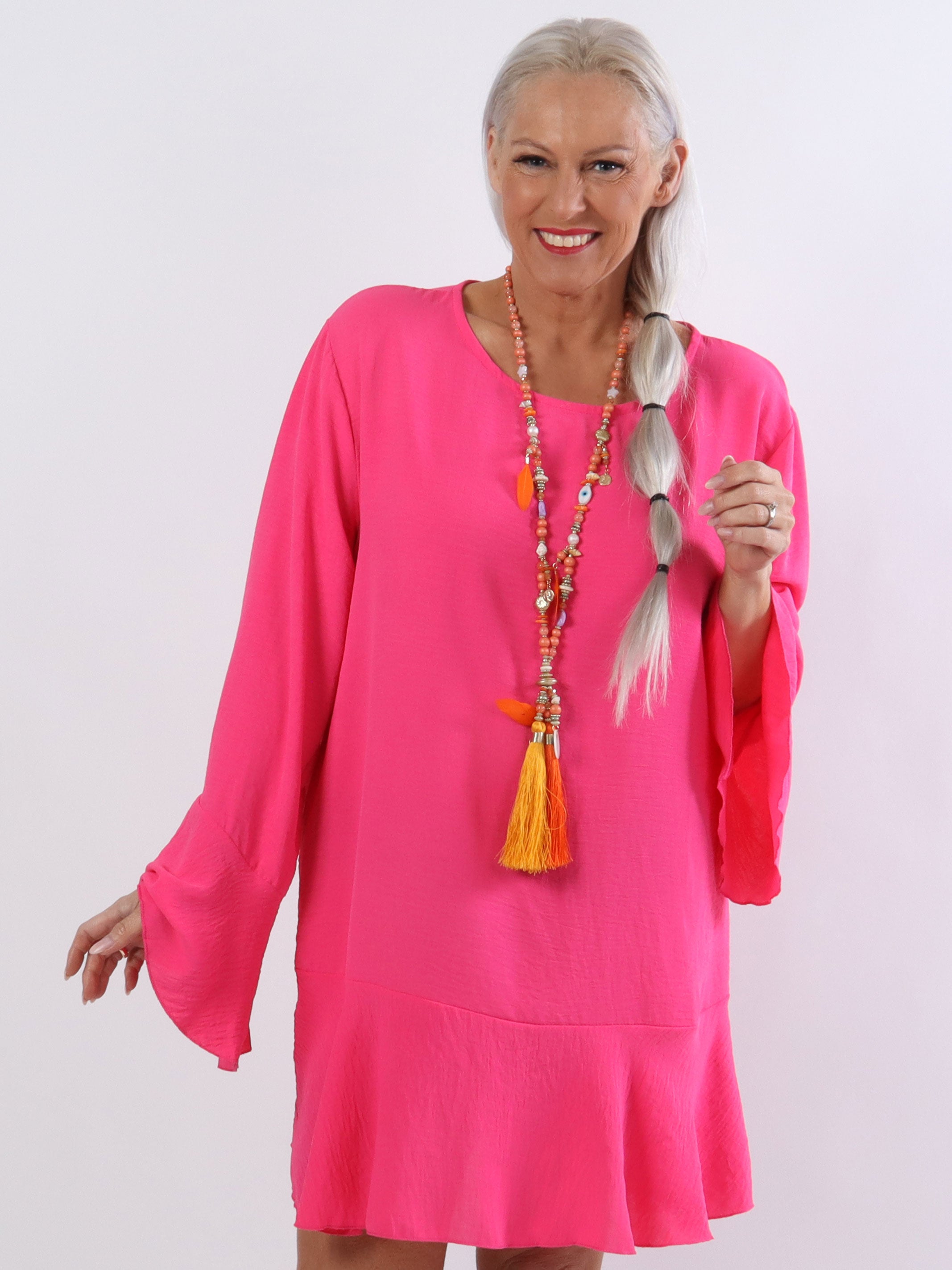 Linja - Plus size blus med volang på ärmen